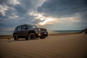 arriva-in-italia-la-serie-speciale-renegade-night-eagle-160112_jeep_renegade-night-eagle_01