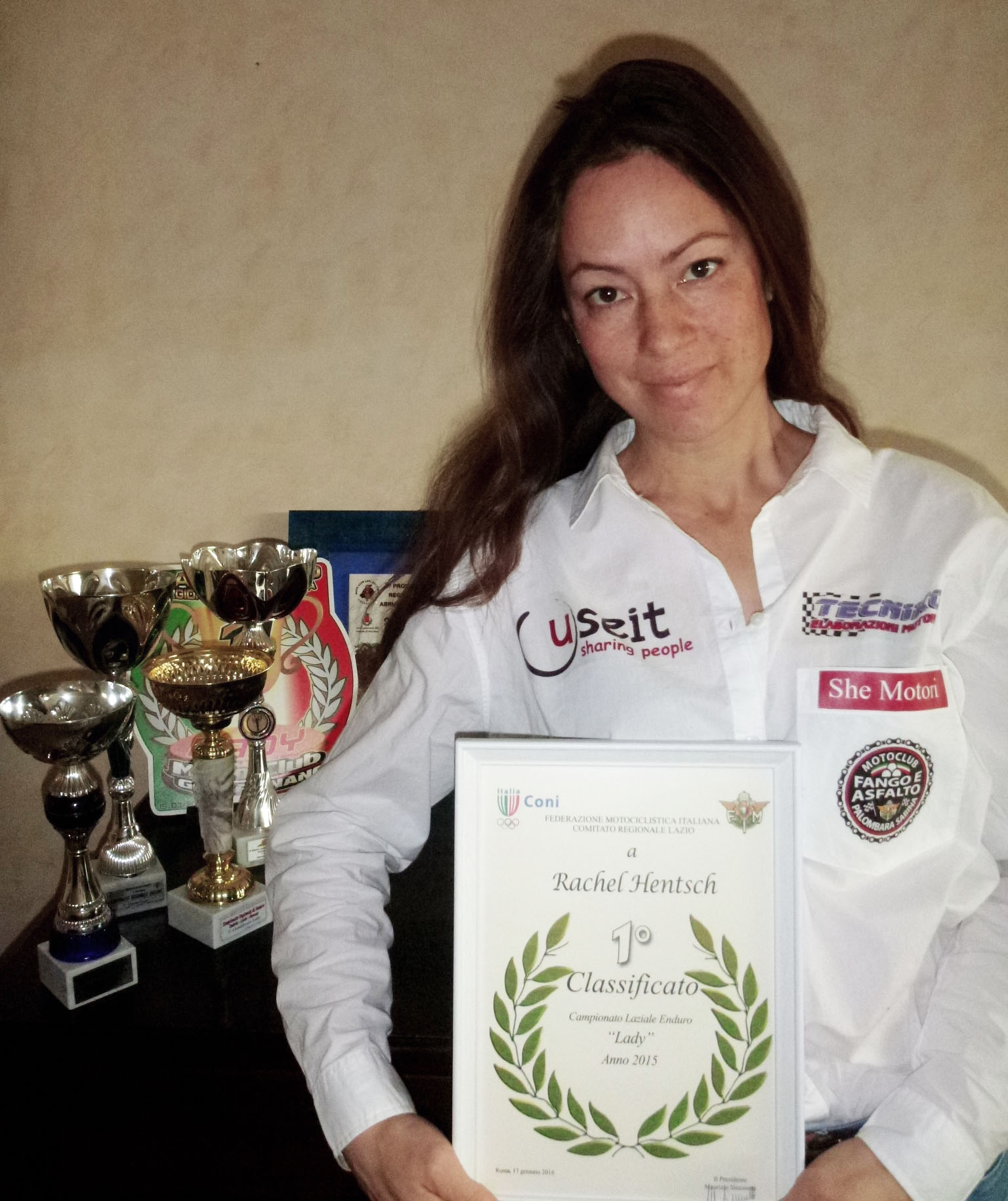 Rachel con tutte le coppe e targhe vinte durante la stagione agonistica 201